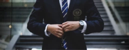 Photo d'un agent de sécurité Kronoss avec son costume et le logo brodé